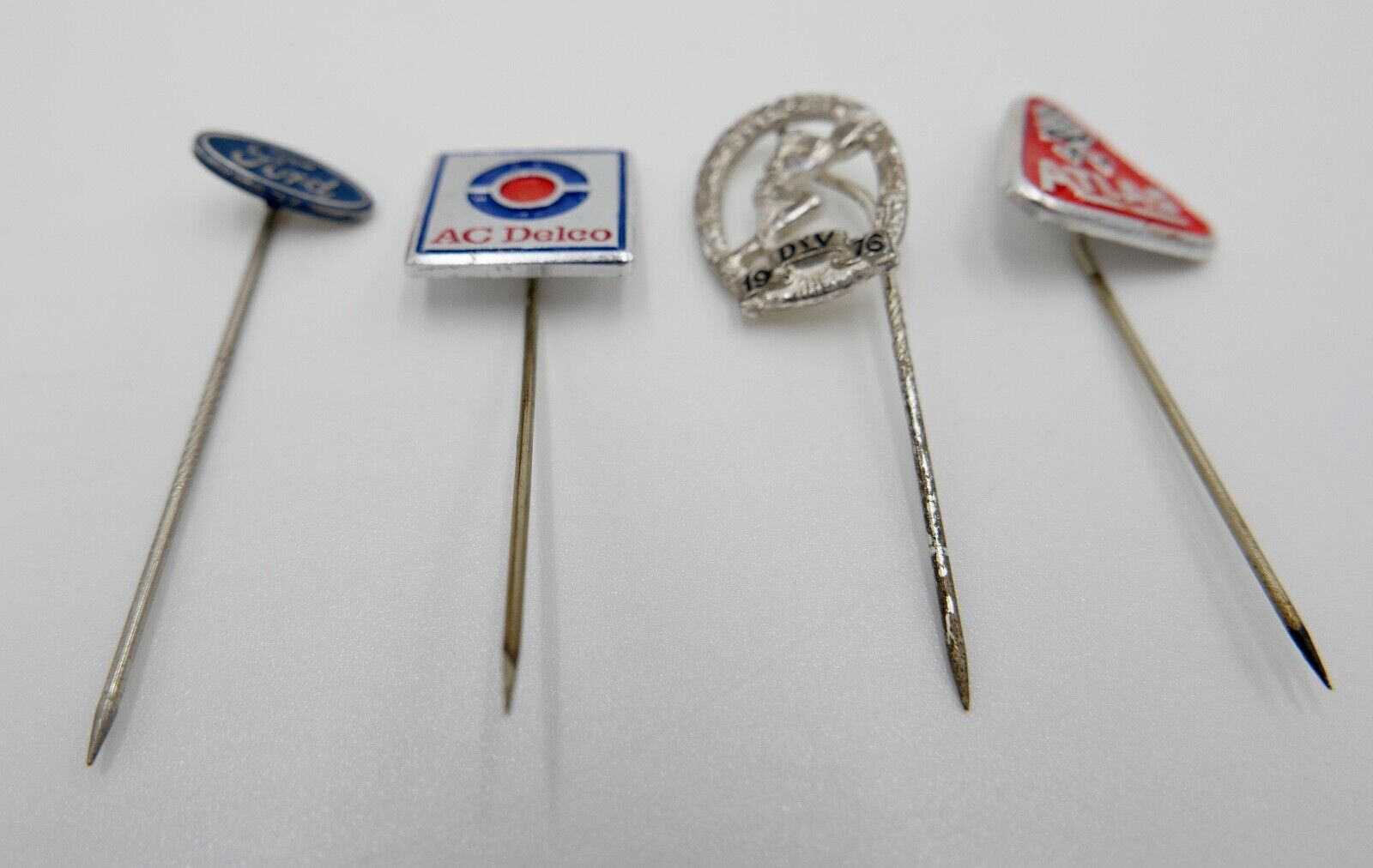 4 alte Pin Anstecknadel FORD AC DELCO ATLAS DLV 1976 - Antikhandel-Stuttgart