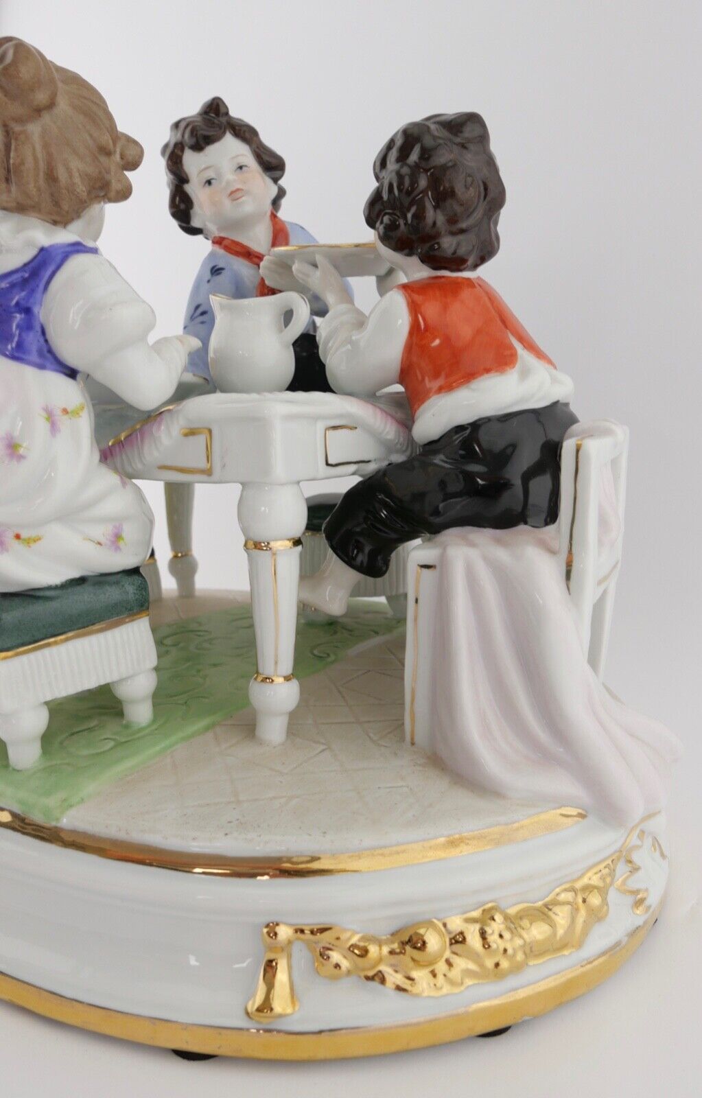 Große schwere Figurengruppe NEUNDORF Porzellan Germany " Kinder zu Tisch " - Antikhandel-Stuttgart