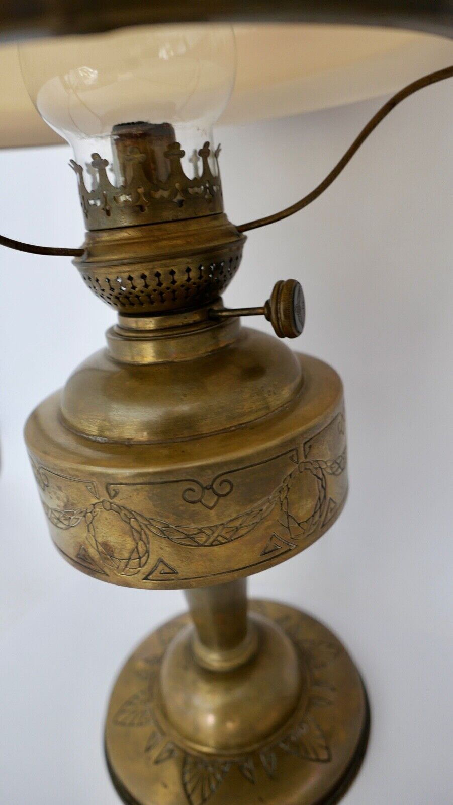 Alte Messing Petroleumlampe 1910-1920 mit Glasschirm Tischlampe Flügelrad - Antikhandel-Stuttgart