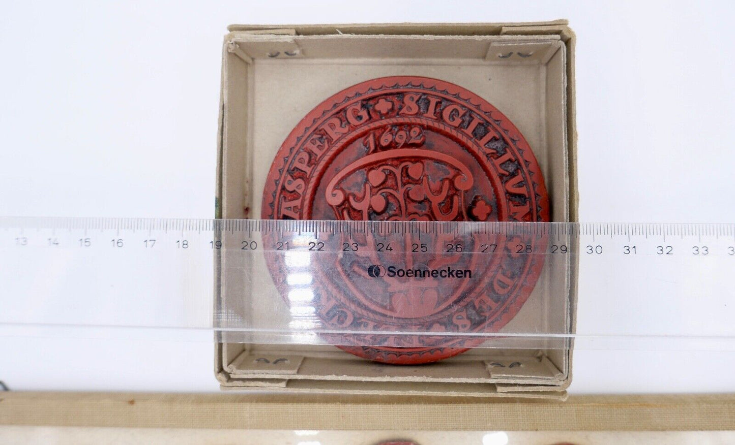 Alte & Antike Wachs Siegel Sammlung 8 Stück hinter Glas Asperg Sigillum 1692 - Antikhandel-Stuttgart