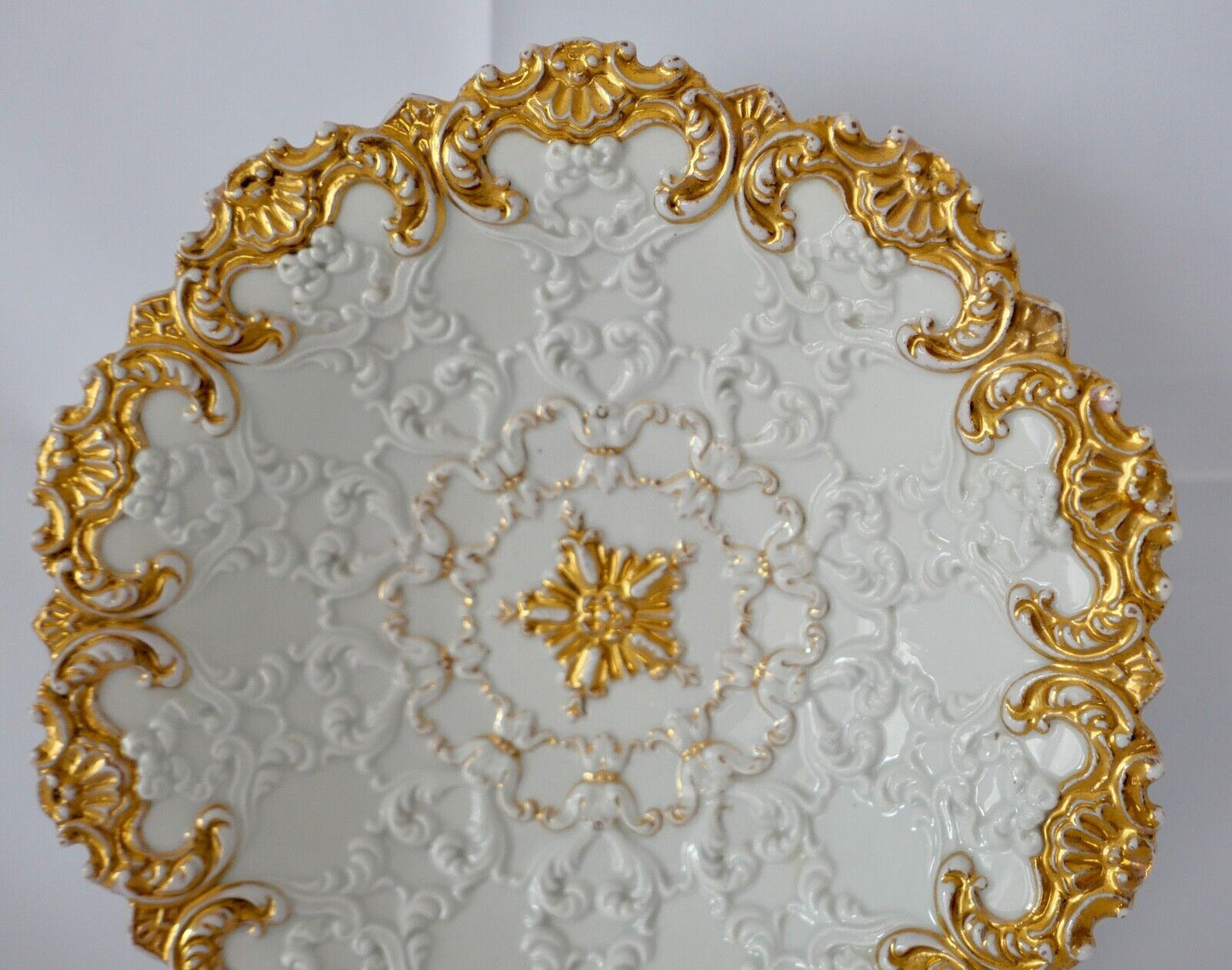 Antiker Meissen Prunk Teller Schale Weiß Goldrelief Staffage Ø 26 cm 19. Jh - Antikhandel-Stuttgart