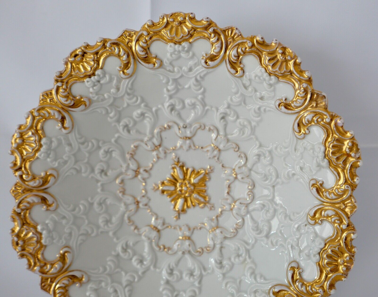 Antiker Meissen Prunk Teller Schale Weiß Goldrelief Staffage Ø 26 cm 19. Jh - Antikhandel-Stuttgart