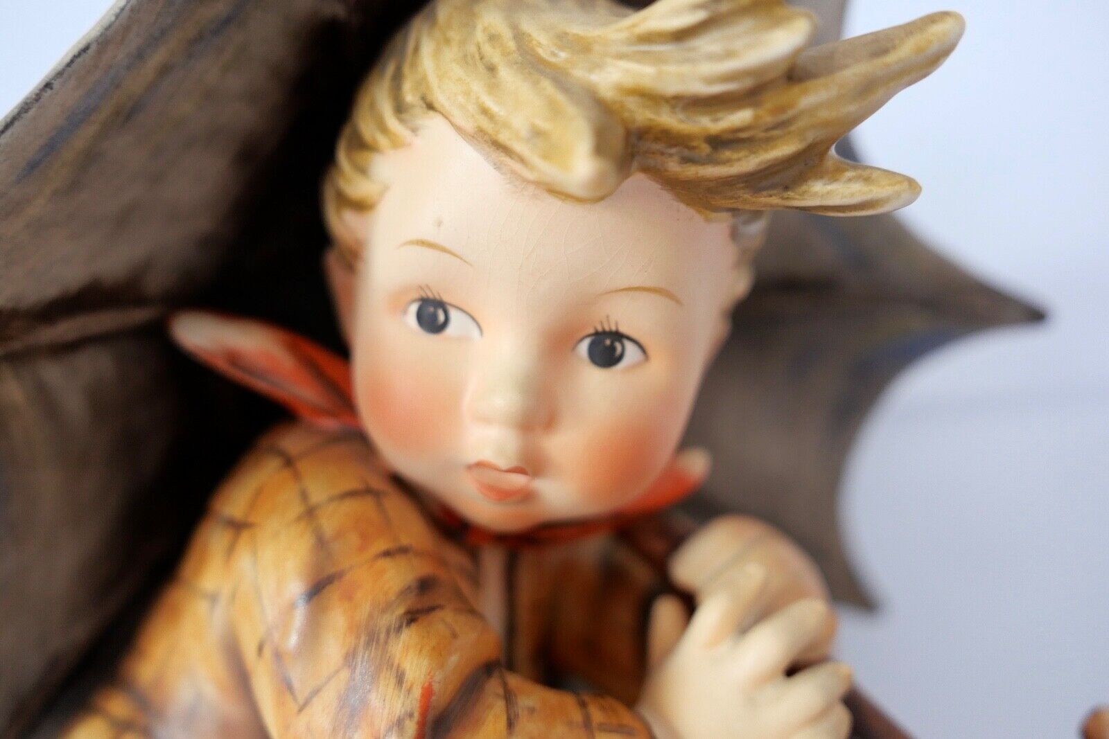 Große Hummel Goebel Figur 20 cm 152/IIA Junge Regenschirm Umbrella Boy Geborgen - Antikhandel-Stuttgart