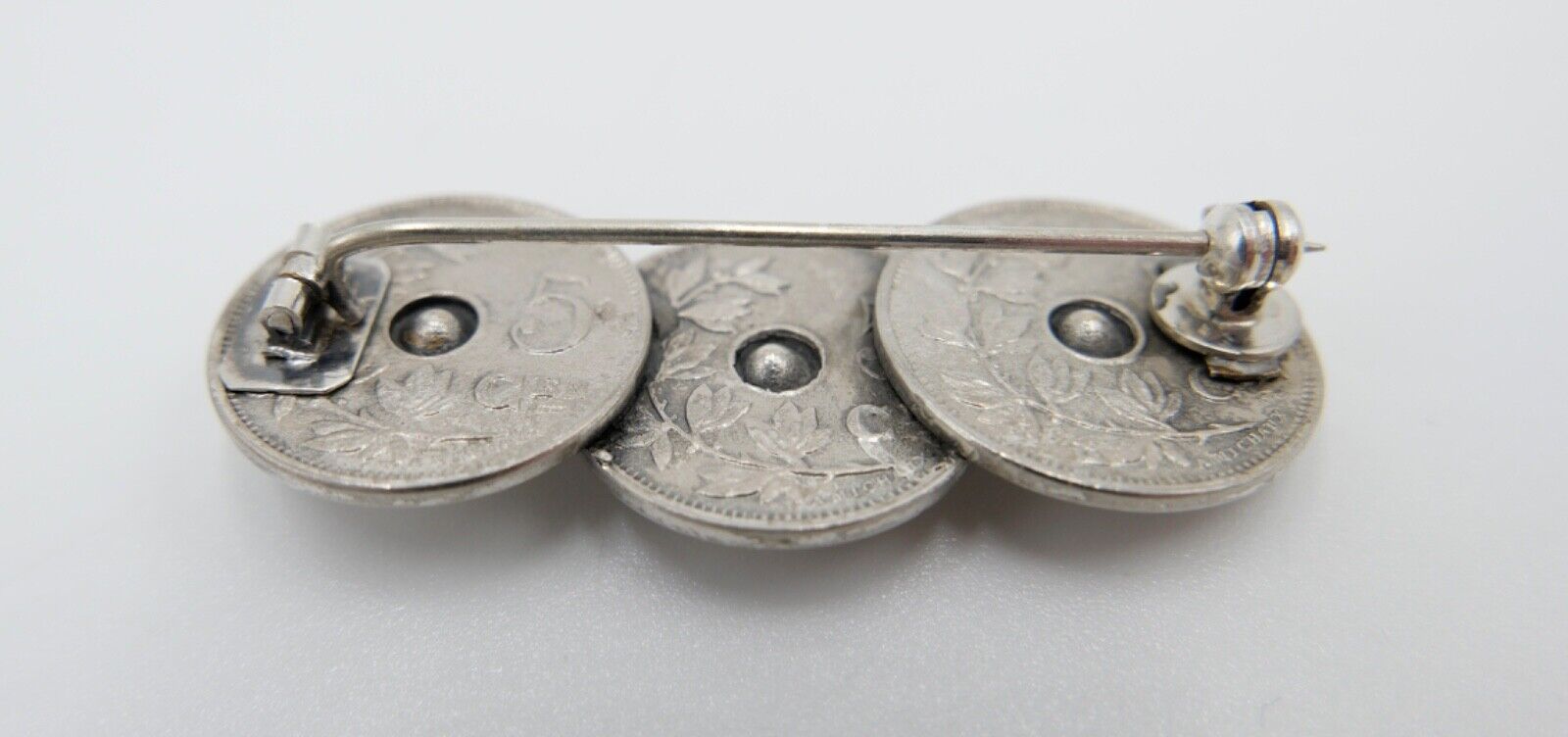 Brosche 5 Centimes CEN Belgien Belgium 1914 mit Pink & Grün Glas Einsatz - Antikhandel-Stuttgart