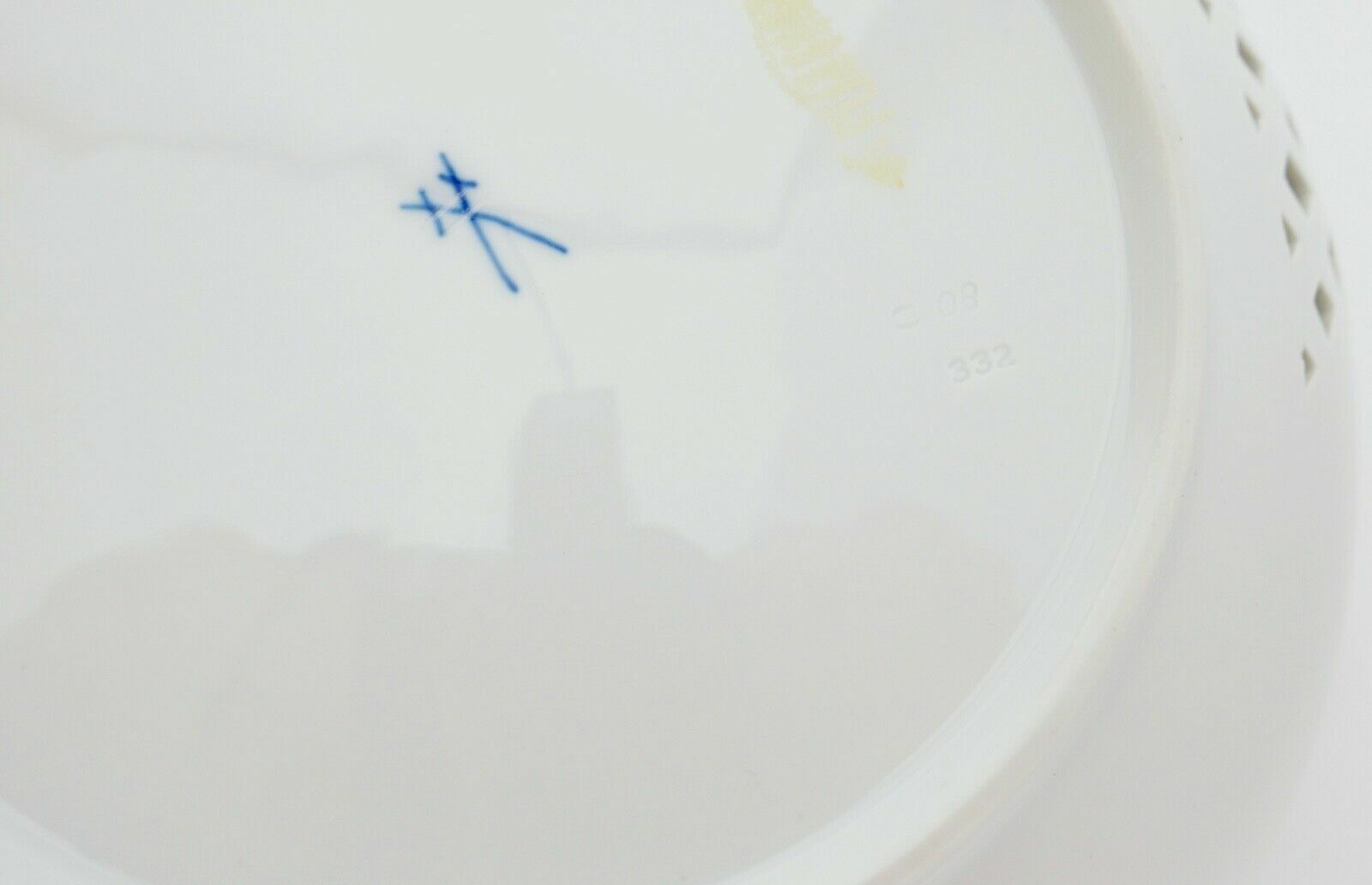 Meissen Durchbruchschale Weiß Goldrand Ø 25 cm Blumendekor 332 46a / 206 - Antikhandel-Stuttgart