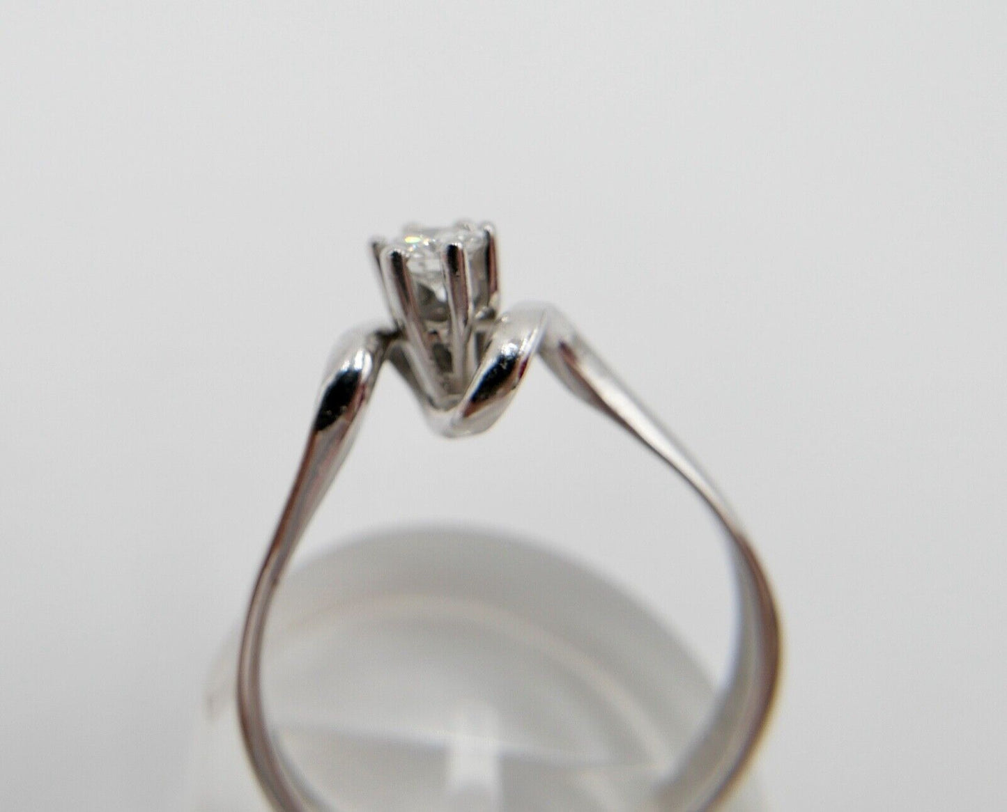 1980er geschwungener Solitär Ring Weißgold Gold 585 14K Brillant 0,20 Ct Gr. 60 - Antikhandel-Stuttgart