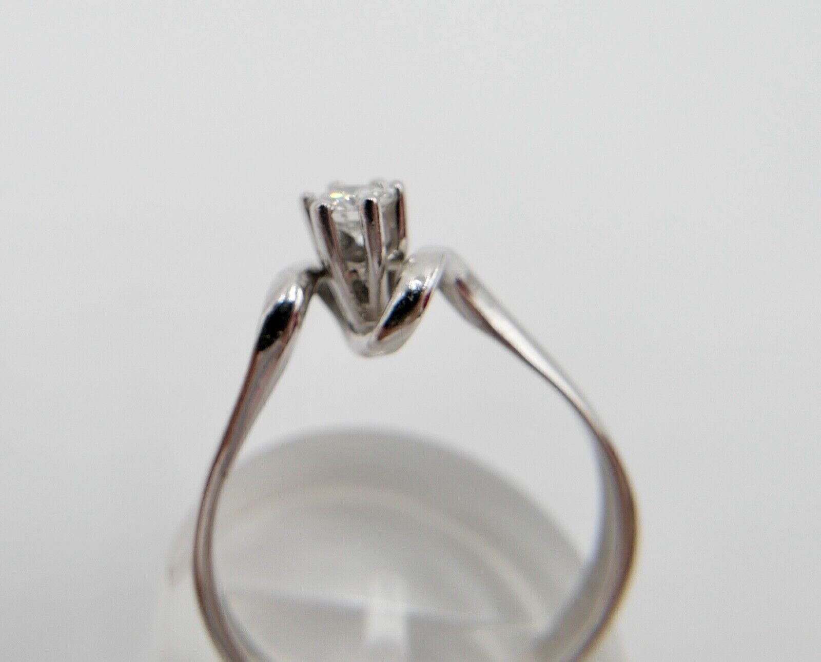 1980er geschwungener Solitär Ring Weißgold Gold 585 14K Brillant 0,20 Ct Gr. 60 - Antikhandel-Stuttgart