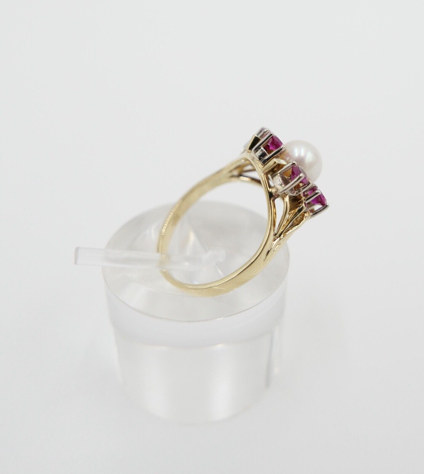 80er Jahre Ring Gold 585 / 14K Weißgoldfassung Zuchtperle Rubine Gr. 53 - Antikhandel-Stuttgart