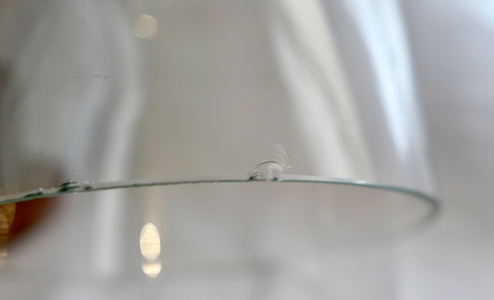 Altes Uhrmacherwerkzeug Triebnietmaschine hinter original Glaskuppel - Antikhandel-Stuttgart