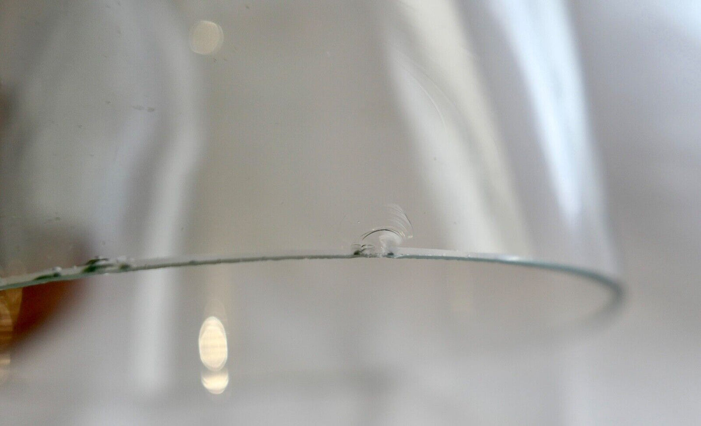 Altes Uhrmacherwerkzeug Triebnietmaschine hinter original Glaskuppel - Antikhandel-Stuttgart