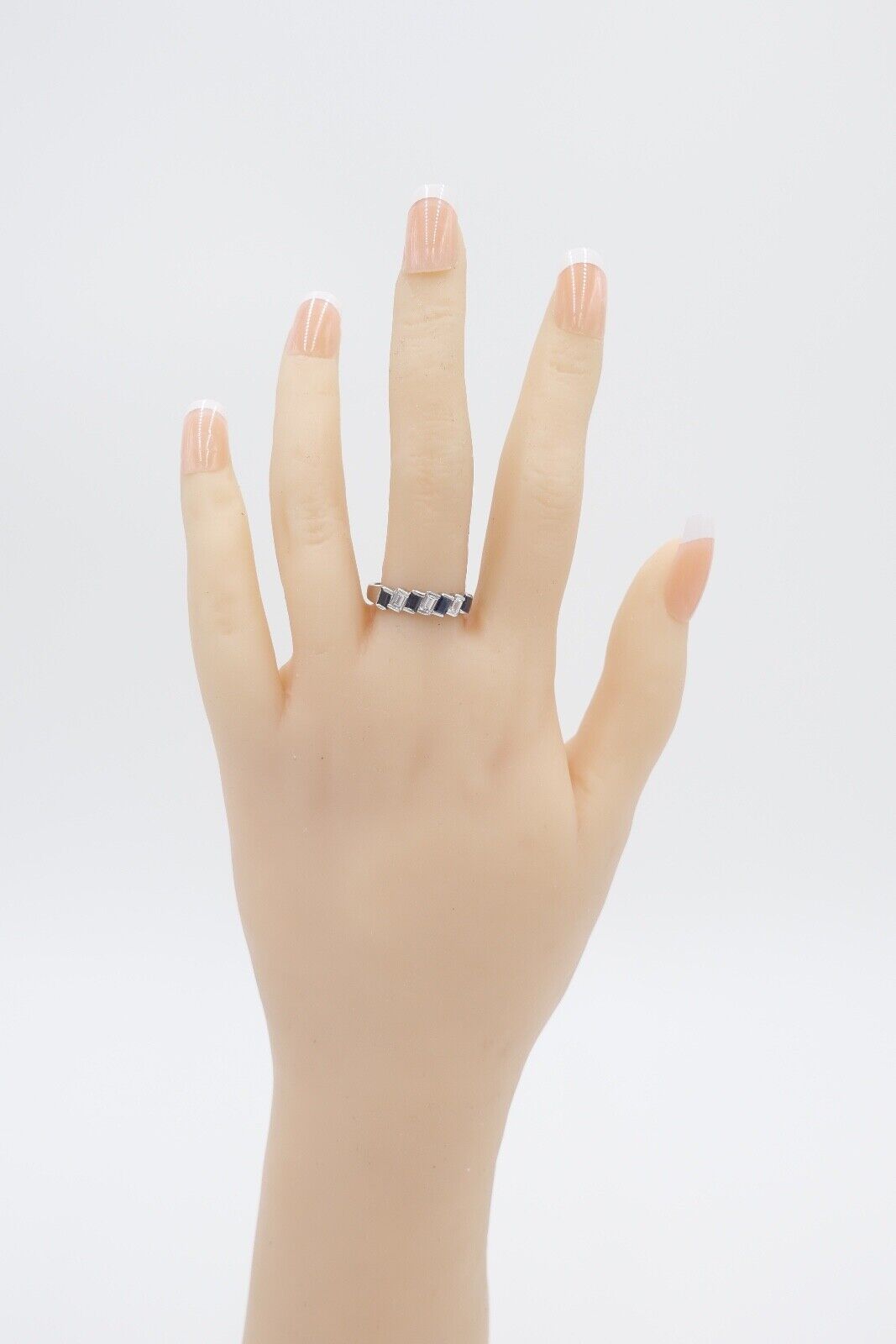 70er Jahre HALBMEMORY Ring 2,8 Gr Weißgold 750 / 18K Diamant & Saphir Gr. 52 - Antikhandel-Stuttgart