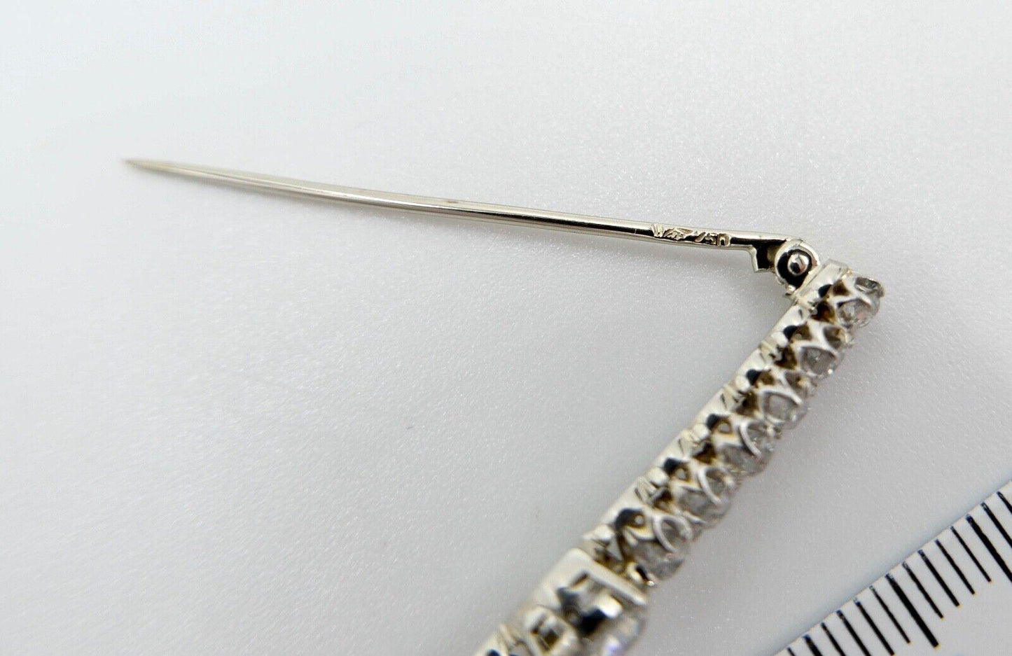 750 18K Weißgold Stabbrosche Brosche mit 13 Diamanten 44 mm Altschliff 2,17 Ctw - Antikhandel-Stuttgart