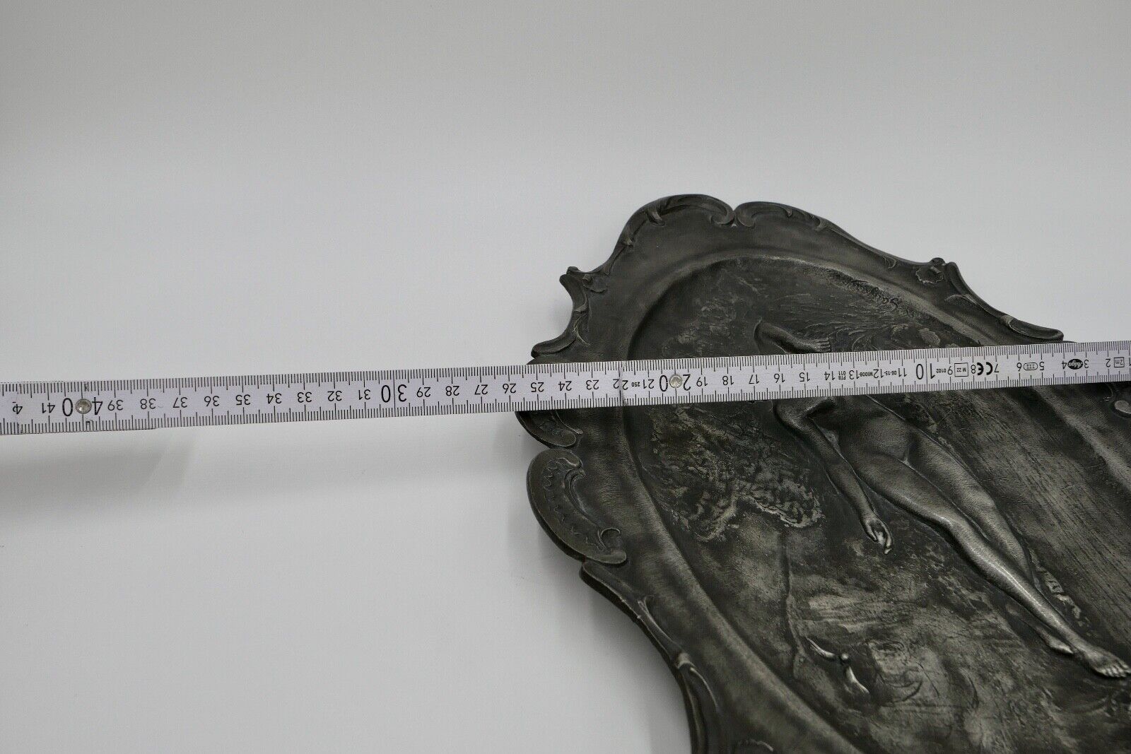 Zinn Wandteller Wandplatte Frankreich sign. Frauen AKT Etain Garanti ART NOUVEAU - Antikhandel-Stuttgart