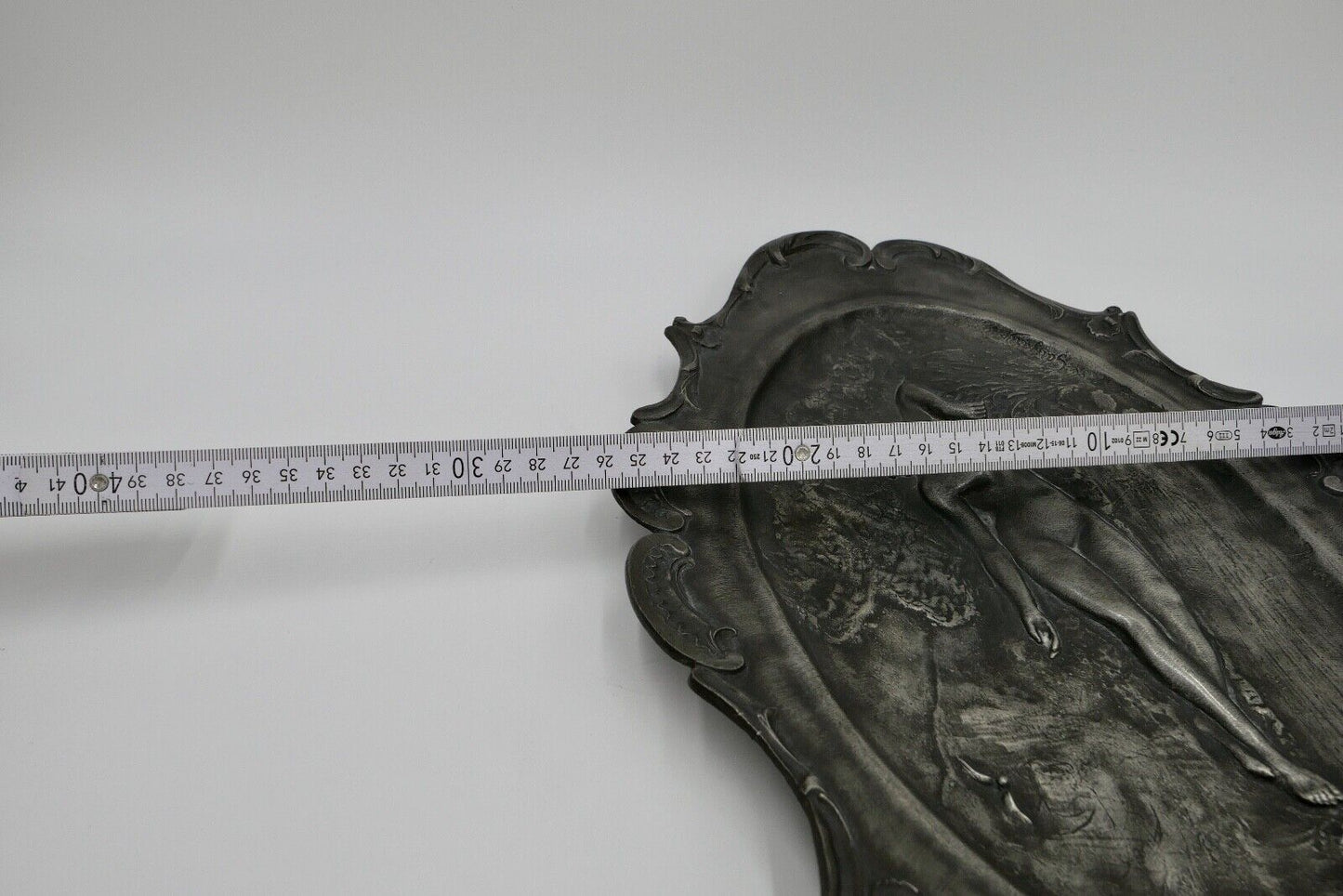 Zinn Wandteller Wandplatte Frankreich sign. Frauen AKT Etain Garanti ART NOUVEAU - Antikhandel-Stuttgart