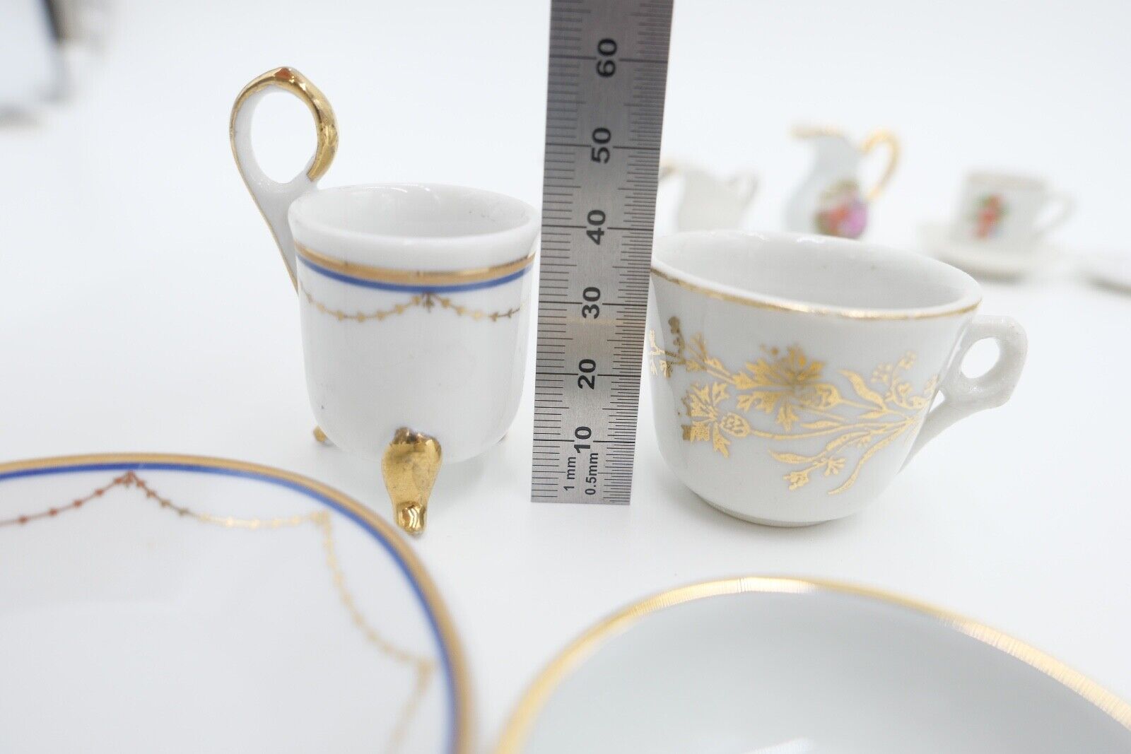 Vintage Porzellan Miniatur Puppenmöbel Puppenhaus Geschirr Tassen Teller - Antikhandel-Stuttgart