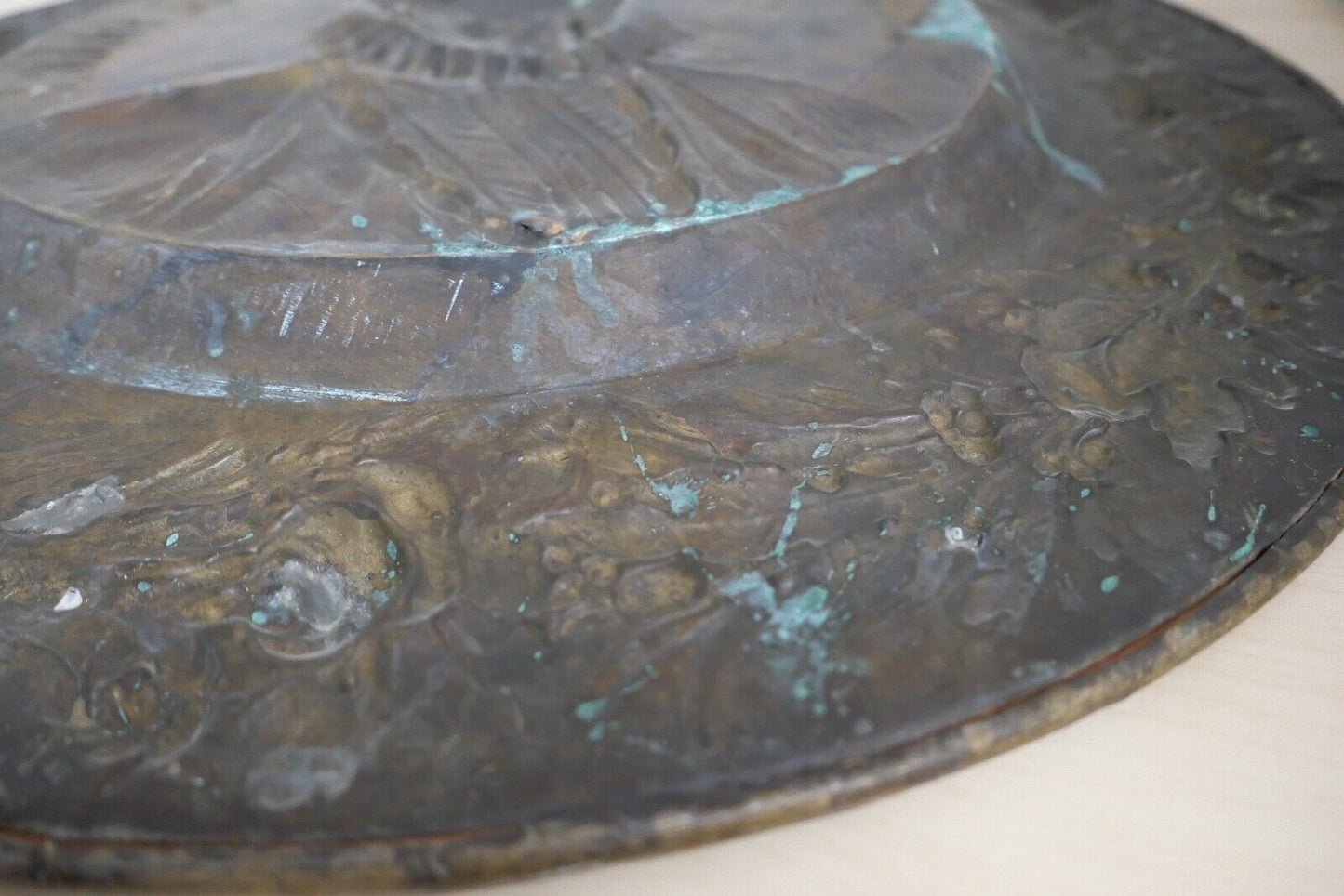 alte französische Repousse Messing Bronze Hängeplatte CHARLES IX Ø 69cm - Antikhandel-Stuttgart