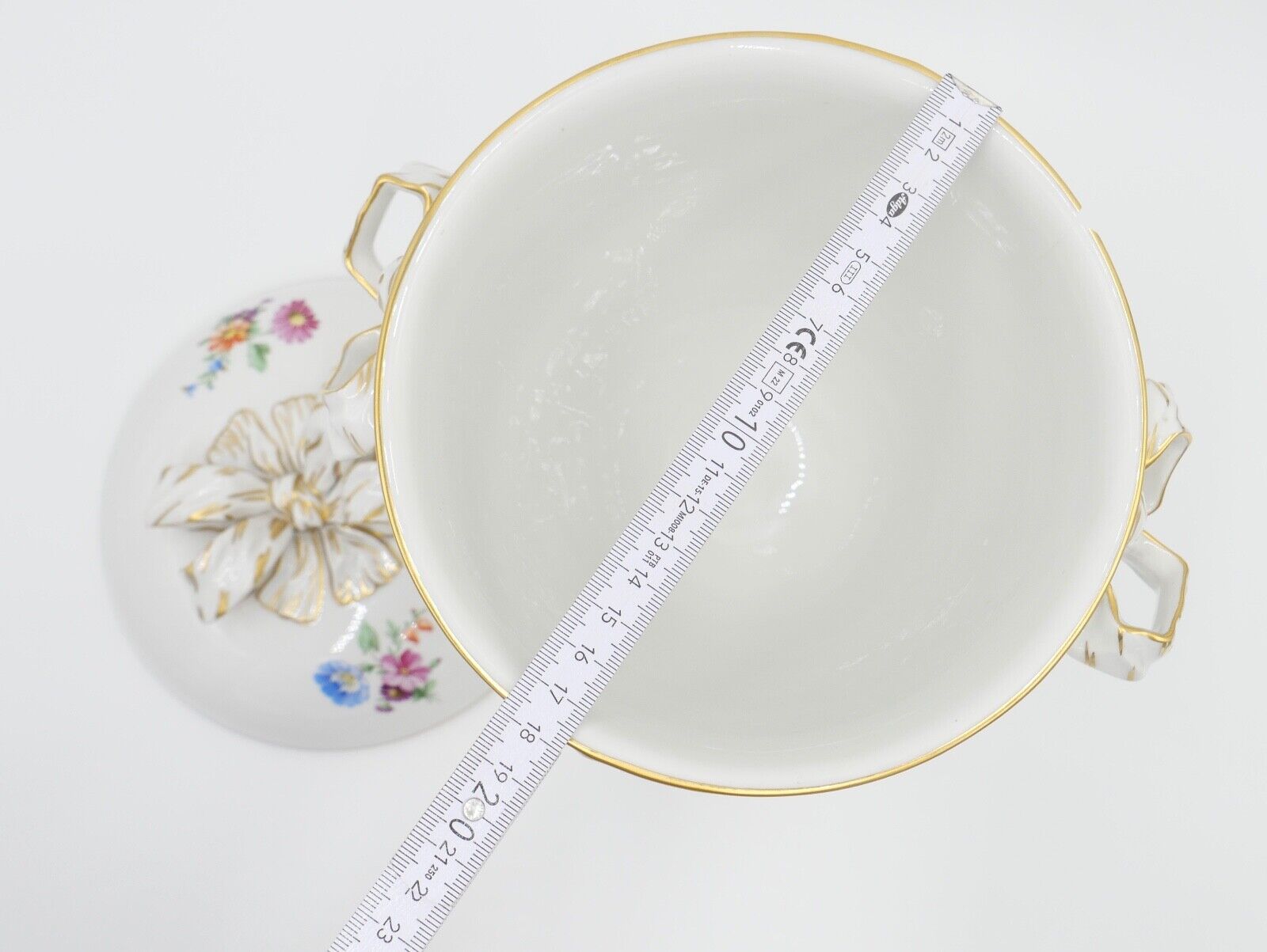 KPM Berlin Deckelvase Urnenvase 27 cm hochPorzellan weiß Gold Blumen - Antikhandel-Stuttgart