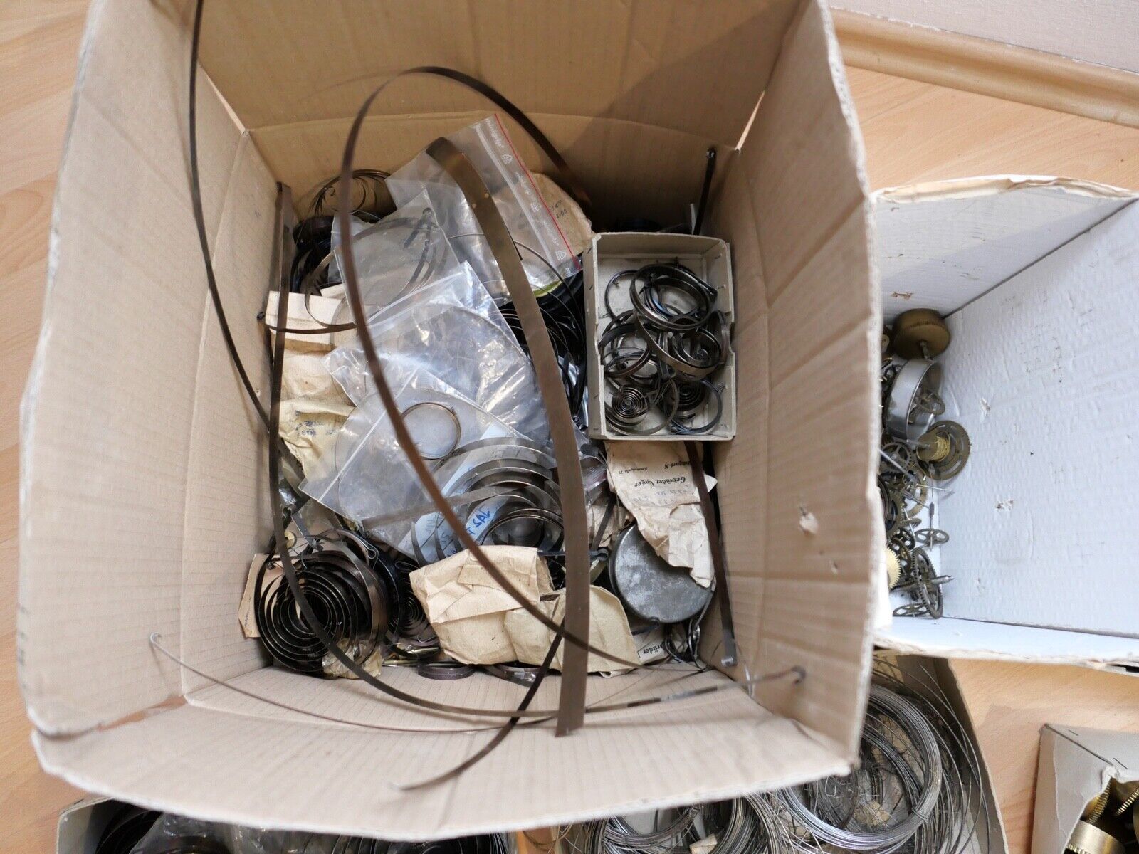 KOVOLUT Ersatzteile Uhrmacherauflösung antik alt Uhrwerk Triebfeder Anker Räder - Antikhandel-Stuttgart