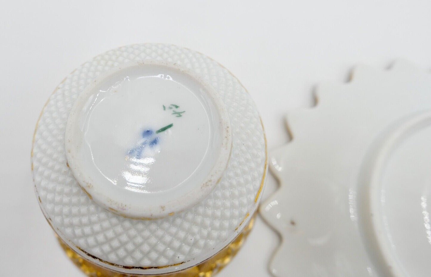 Meissen 1. Wahl um 1820 PRUNKTASSE Relief Tasse & Untertasse Gold Knaufzeit - Antikhandel-Stuttgart