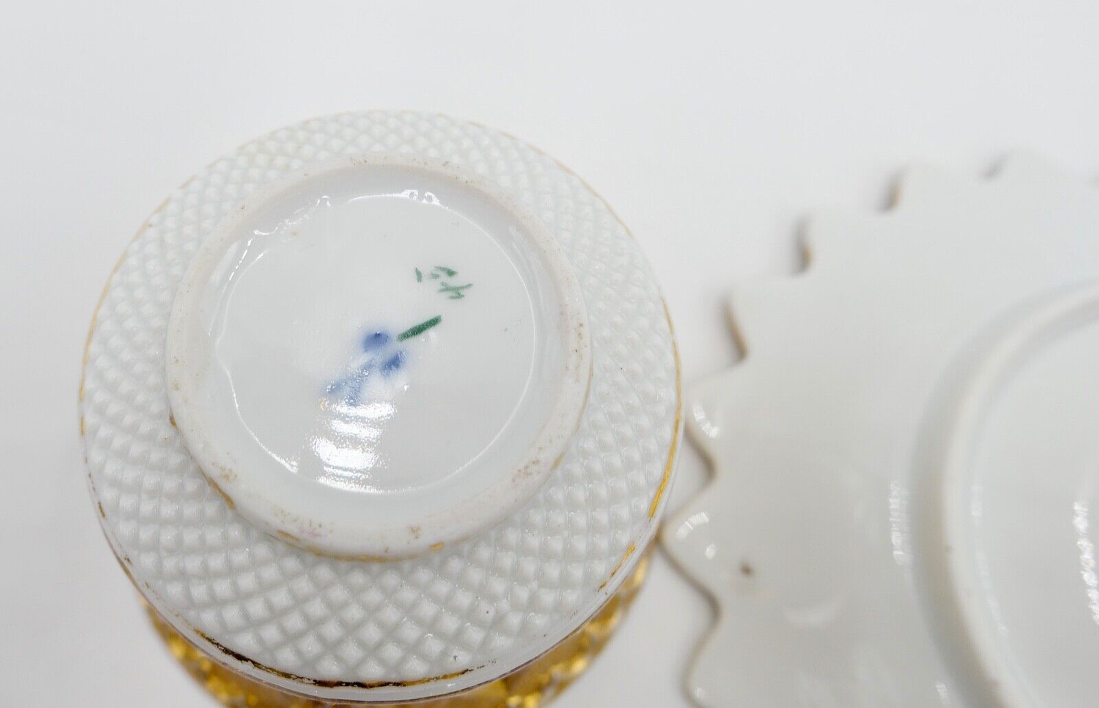 Meissen 1. Wahl um 1820 PRUNKTASSE Relief Tasse & Untertasse Gold Knaufzeit - Antikhandel-Stuttgart