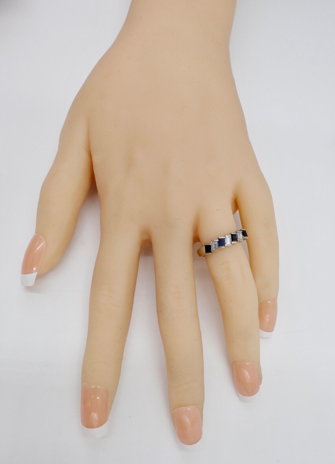 70er Jahre HALBMEMORY Ring 2,8 Gr Weißgold 750 / 18K Diamant & Saphir Gr. 52 - Antikhandel-Stuttgart