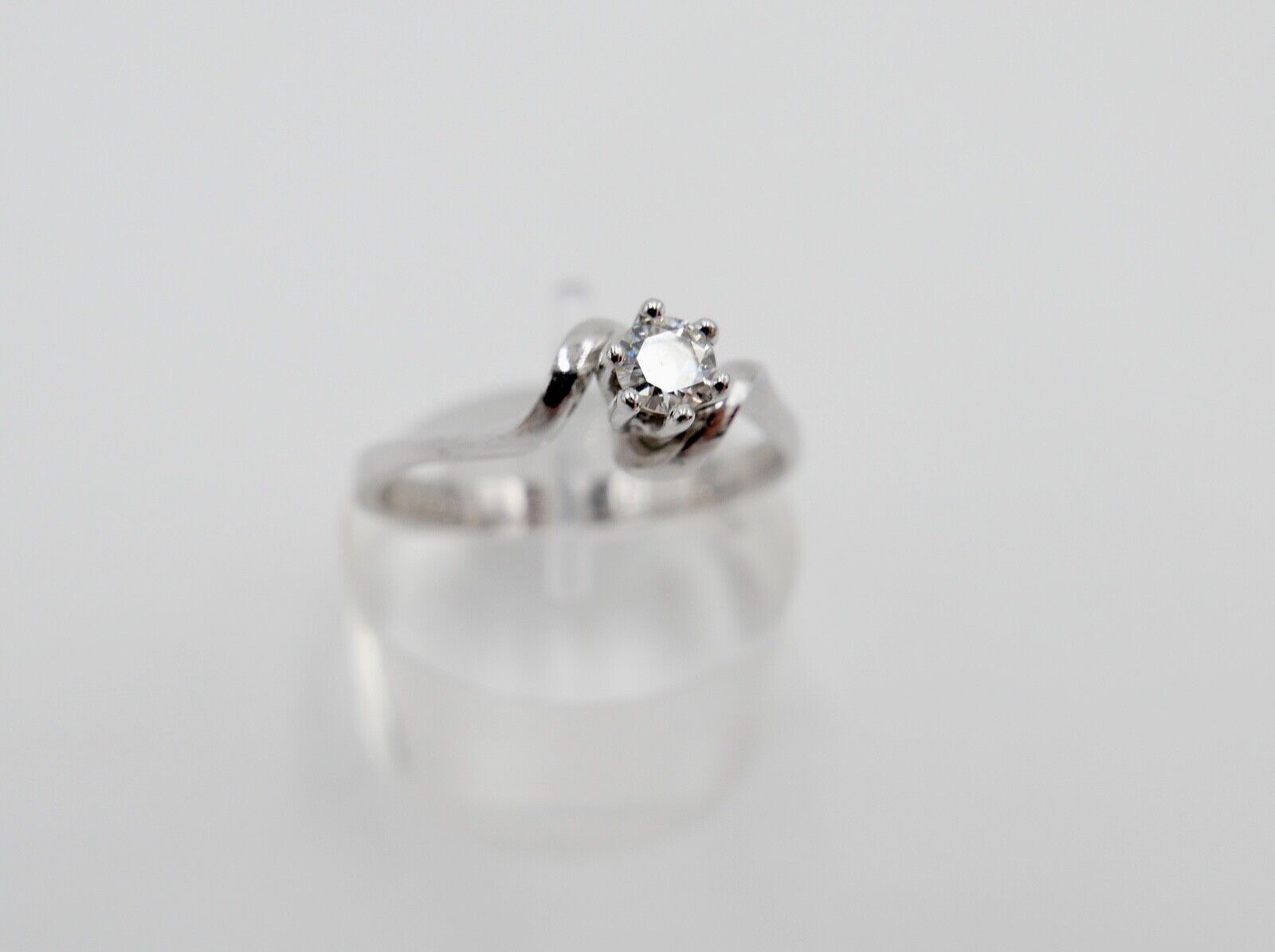 1980er geschwungener Solitär Ring Weißgold Gold 585 14K Brillant 0,20 Ct Gr. 60 - Antikhandel-Stuttgart