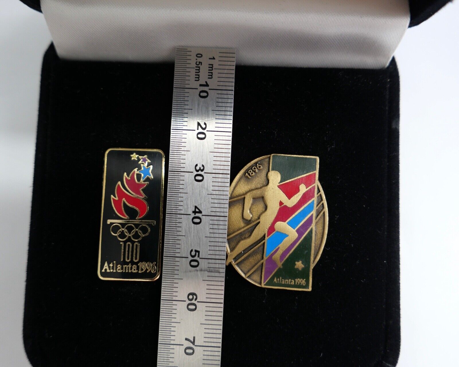 2 Stück PIN Atlanta 1996 Olympia Laufen Anstecker im Etui von UPS - Antikhandel-Stuttgart