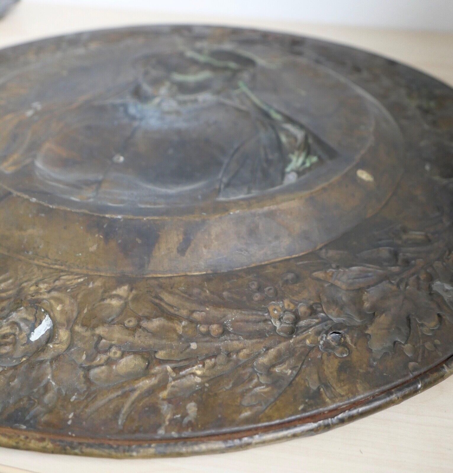 alte französische Repousse Messing Bronze Hängeplatte CATHERINE DE MEDICIS Ø69cm - Antikhandel-Stuttgart