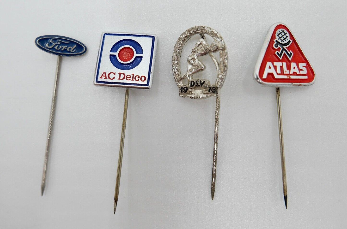 4 alte Pin Anstecknadel FORD AC DELCO ATLAS DLV 1976 - Antikhandel-Stuttgart
