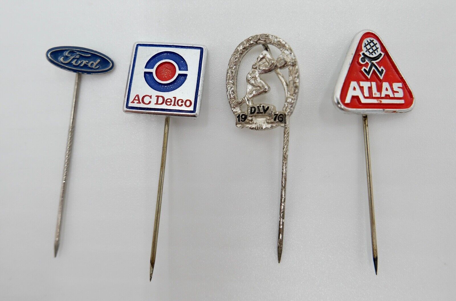 4 alte Pin Anstecknadel FORD AC DELCO ATLAS DLV 1976 - Antikhandel-Stuttgart