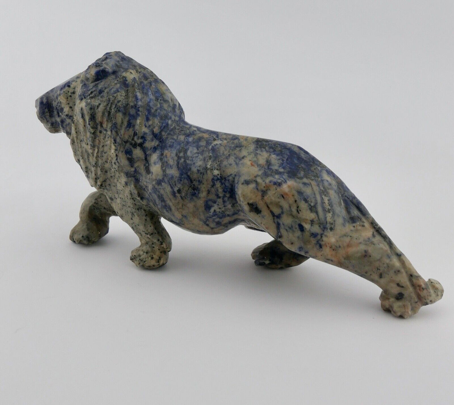 Schreitender Löwe aus blauem Marmor Vitrinenobjekt Handarbeit UNIKAT 22 cm - Antikhandel-Stuttgart