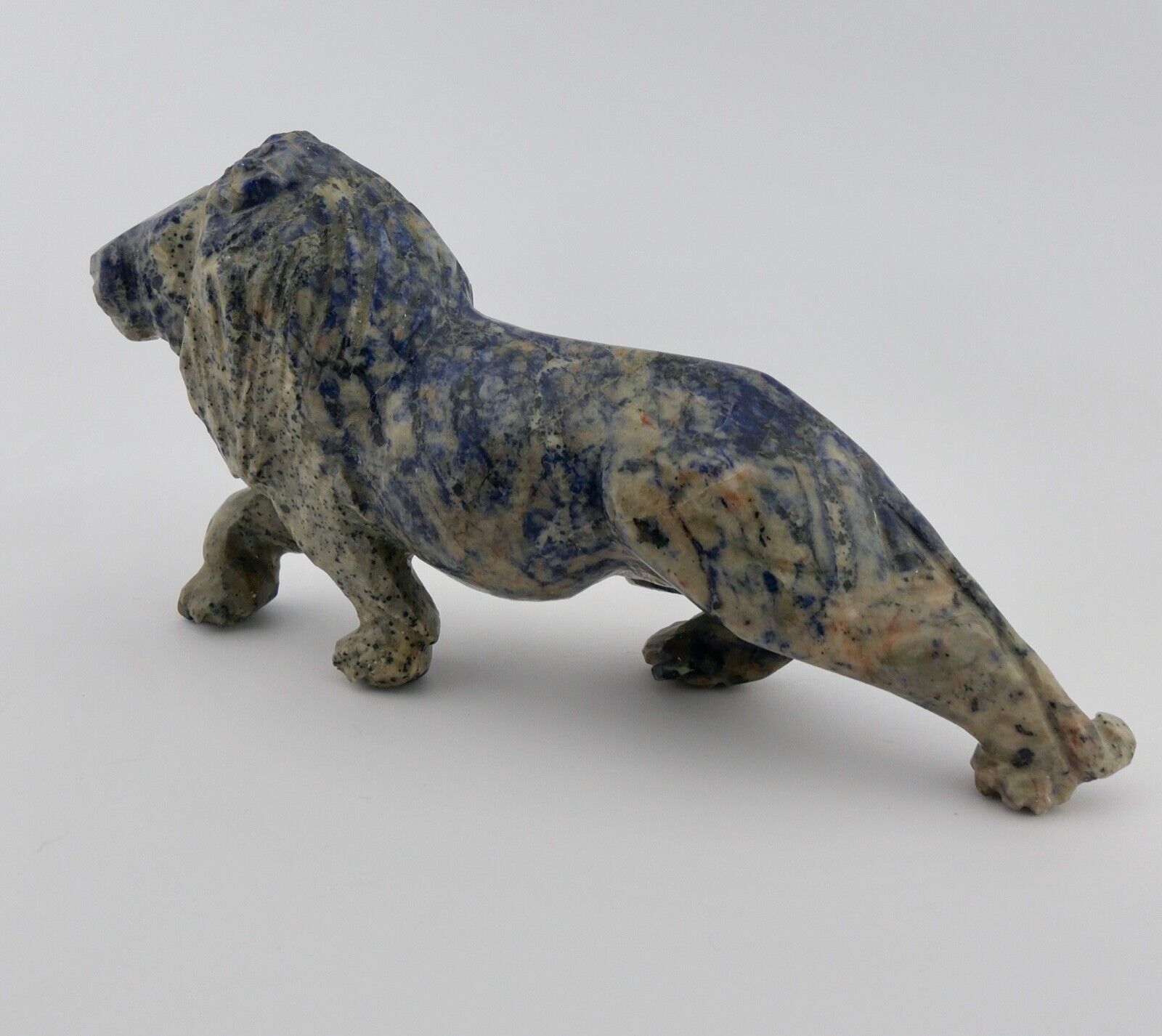 Schreitender Löwe aus blauem Marmor Vitrinenobjekt Handarbeit UNIKAT 22 cm - Antikhandel-Stuttgart