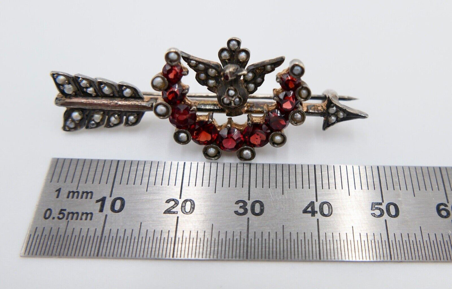 Antike 19. JH WIEN Pfeil Brosche Fluß Saatperlen Granat Silber vergoldet 48mm - Antikhandel-Stuttgart