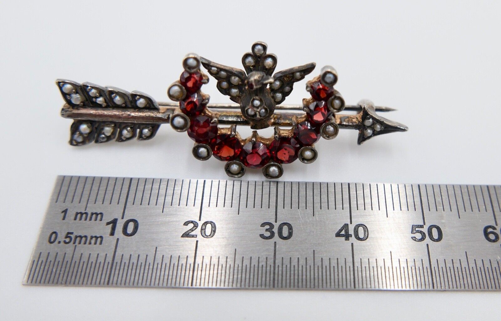 Antike 19. JH WIEN Pfeil Brosche Fluß Saatperlen Granat Silber vergoldet 48mm - Antikhandel-Stuttgart