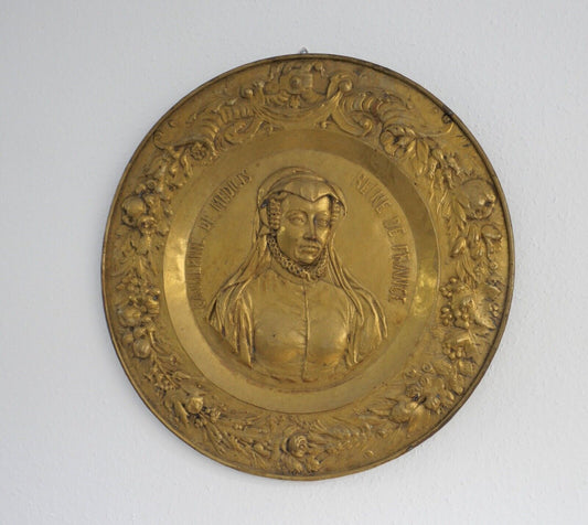 alte französische Repousse Messing Bronze Hängeplatte CATHERINE DE MEDICIS Ø69cm - Antikhandel-Stuttgart