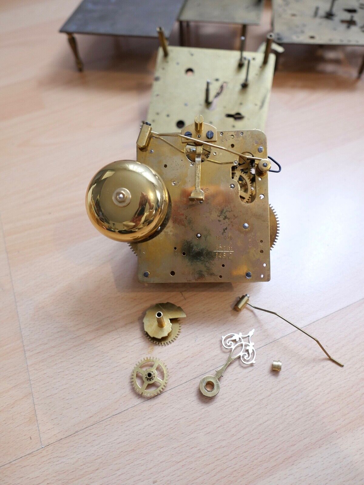 KOVOLUT Posten Ersatzteile Uhrwerke JUNGHANS LFS CW Standuhren Schilduhr Glocke - Antikhandel-Stuttgart