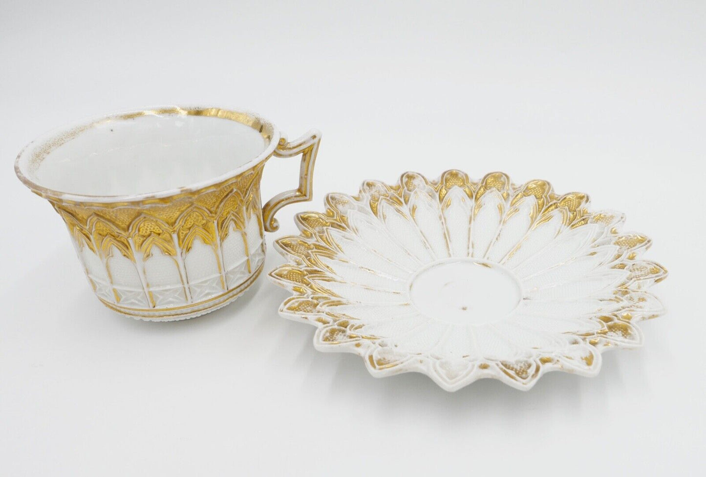 Meissen 1. Wahl um 1820 PRUNKTASSE Relief Tasse & Untertasse Gold Knaufzeit - Antikhandel-Stuttgart