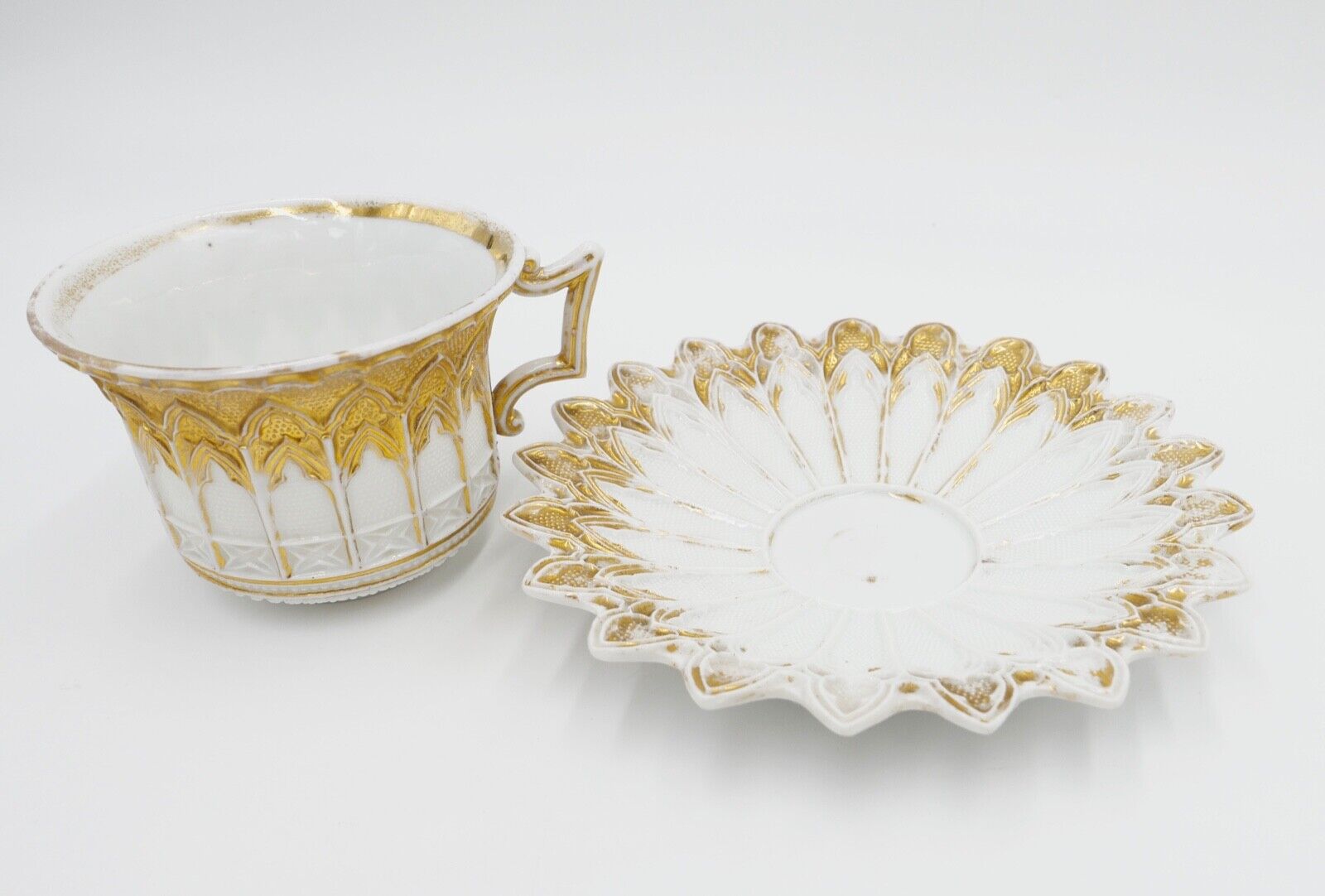 Meissen 1. Wahl um 1820 PRUNKTASSE Relief Tasse & Untertasse Gold Knaufzeit - Antikhandel-Stuttgart