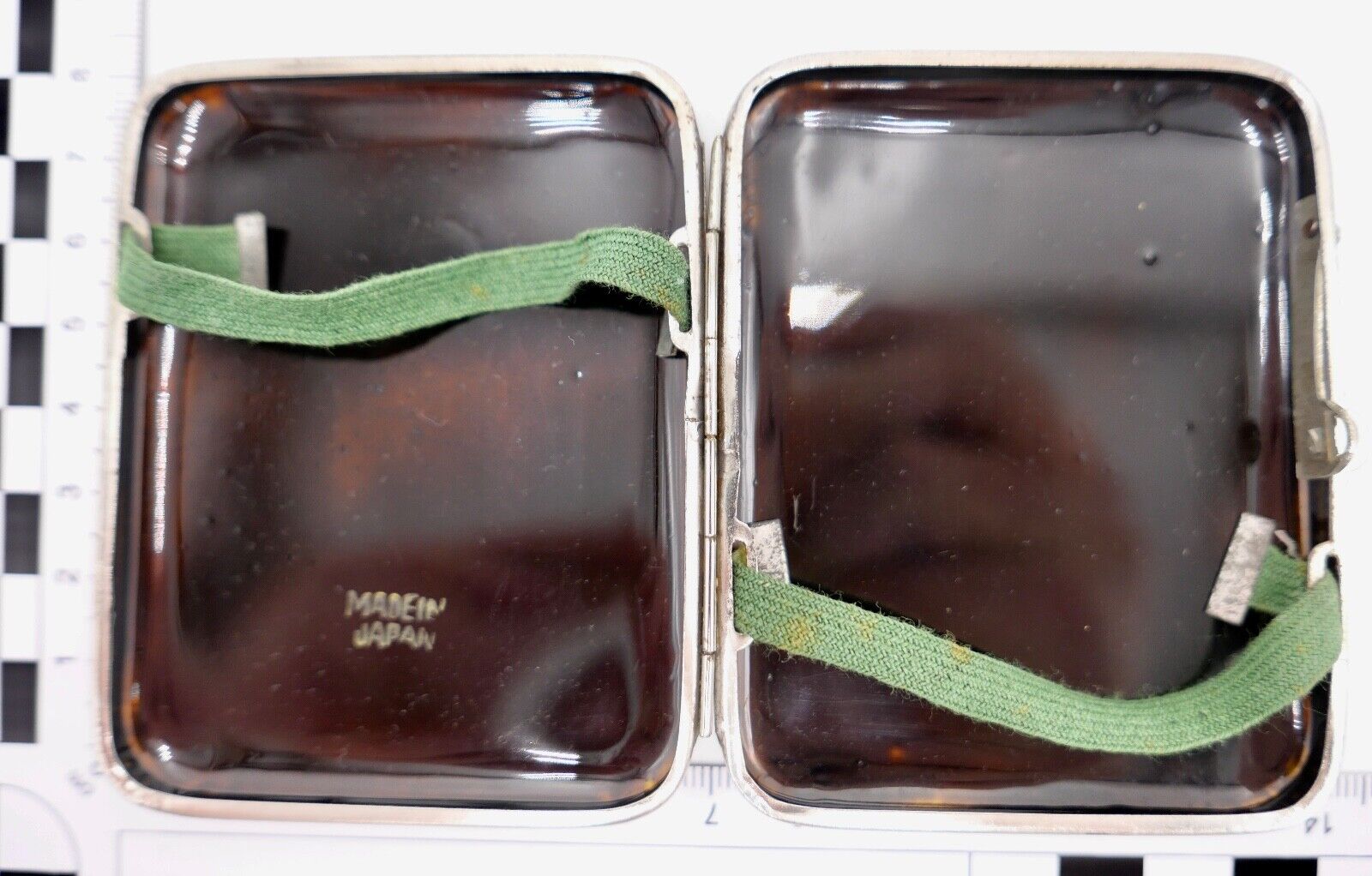 1950er Jahre Zigarettenetui MADE IN JAPAN Fuji im Hintergrund - Antikhandel-Stuttgart