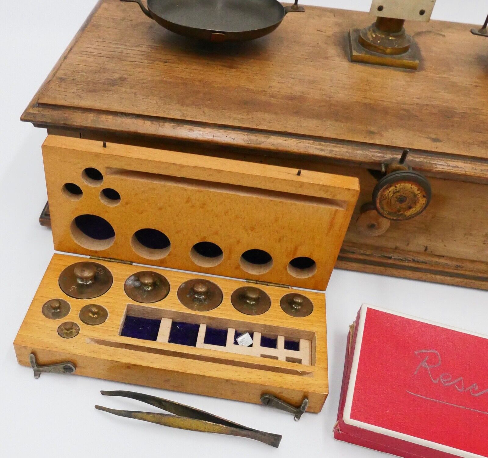 alter Holz Messing BALKENWAAGE mit Gewichtssatz Apotheker Gold Eichstempel 35cm - Antikhandel-Stuttgart