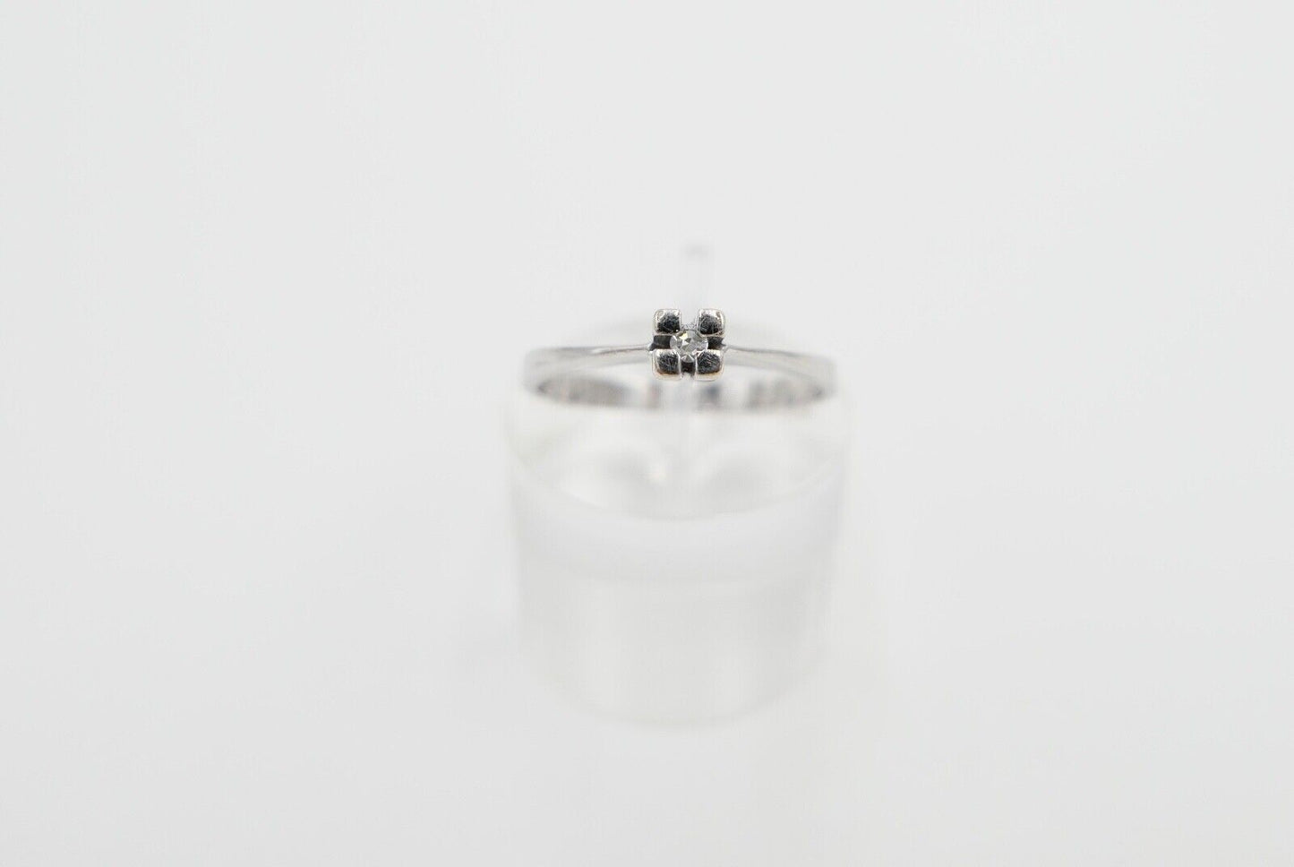 70er Jahre Solitär Ring Weißgold 333 / 8K Brillant 0,03 Ct F / VVS Gr. 57 - Antikhandel-Stuttgart