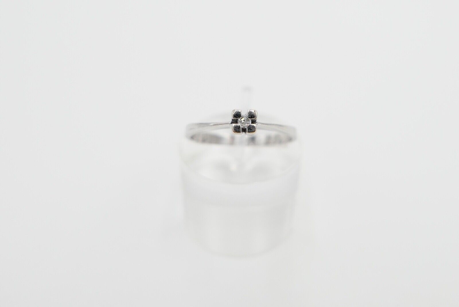 70er Jahre Solitär Ring Weißgold 333 / 8K Brillant 0,03 Ct F / VVS Gr. 57 - Antikhandel-Stuttgart