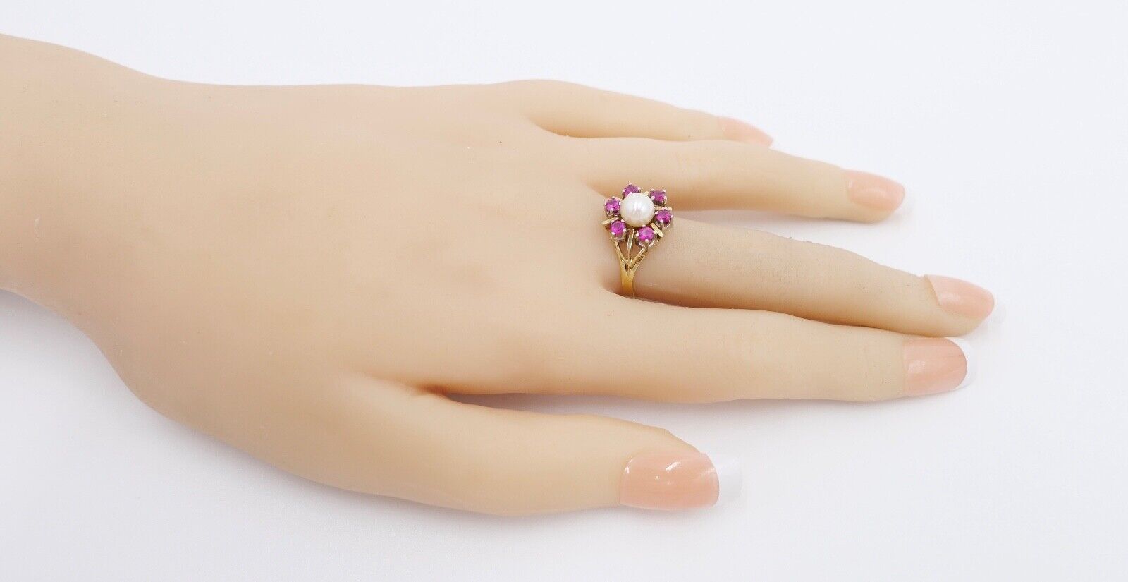 80er Jahre Ring Gold 585 / 14K Weißgoldfassung Zuchtperle Rubine Gr. 53 - Antikhandel-Stuttgart