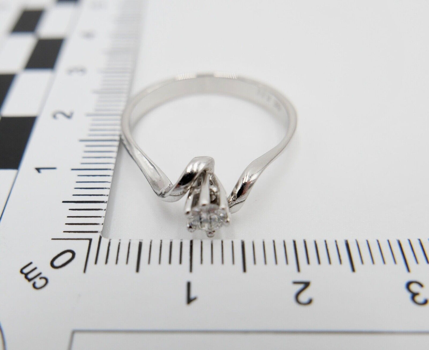 1980er geschwungener Solitär Ring Weißgold Gold 585 14K Brillant 0,20 Ct Gr. 60 - Antikhandel-Stuttgart