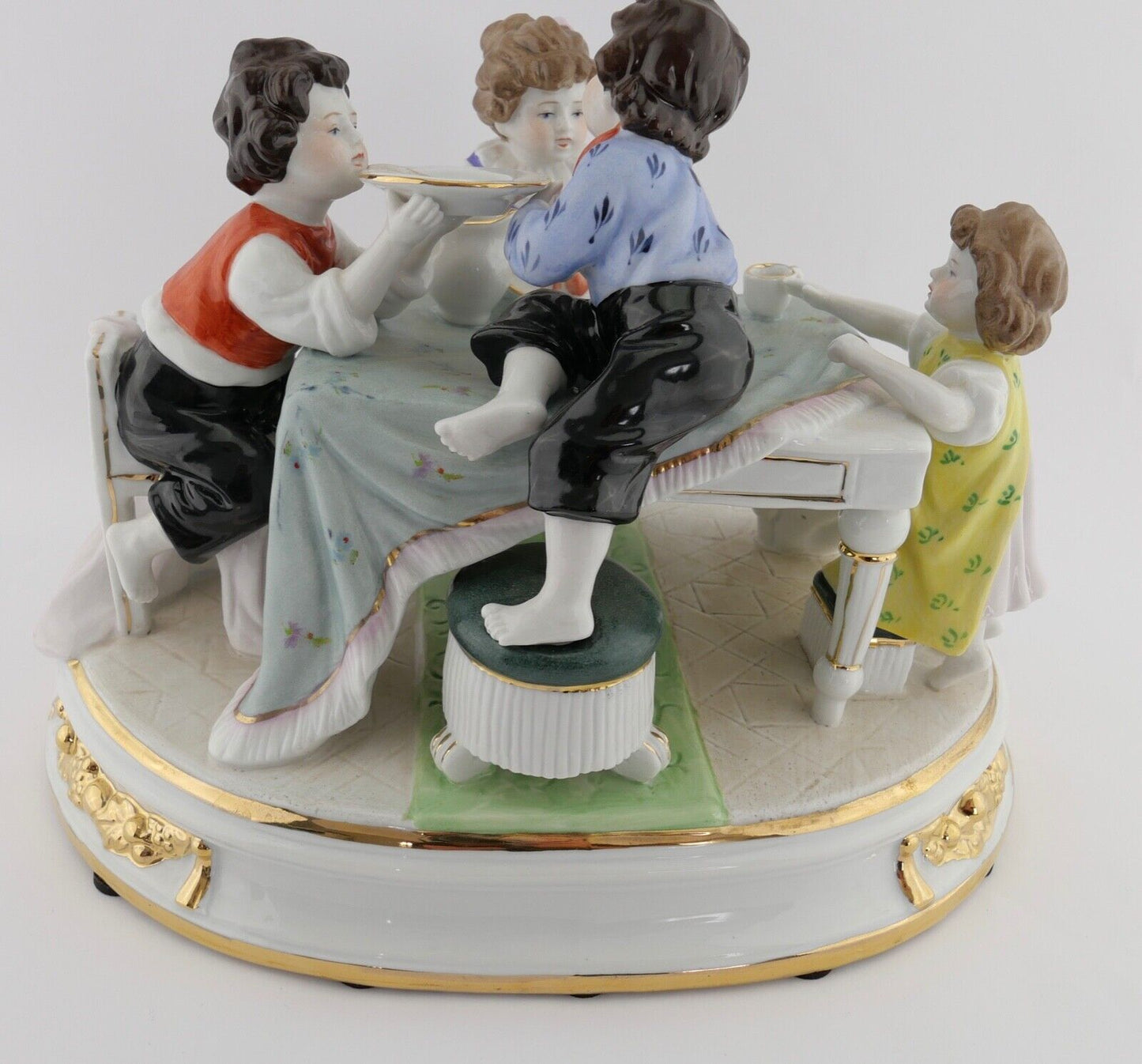 Große schwere Figurengruppe NEUNDORF Porzellan Germany " Kinder zu Tisch " - Antikhandel-Stuttgart