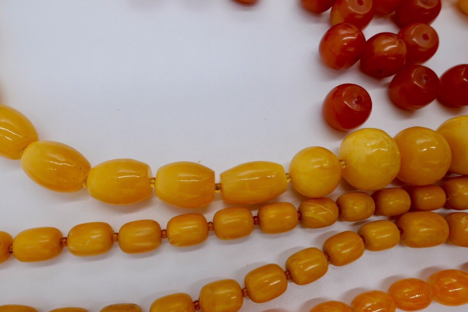 Bernstein Imitat / Plastik Kunstoff Konvolut Schmuck Kette 393 Gramm - Antikhandel-Stuttgart