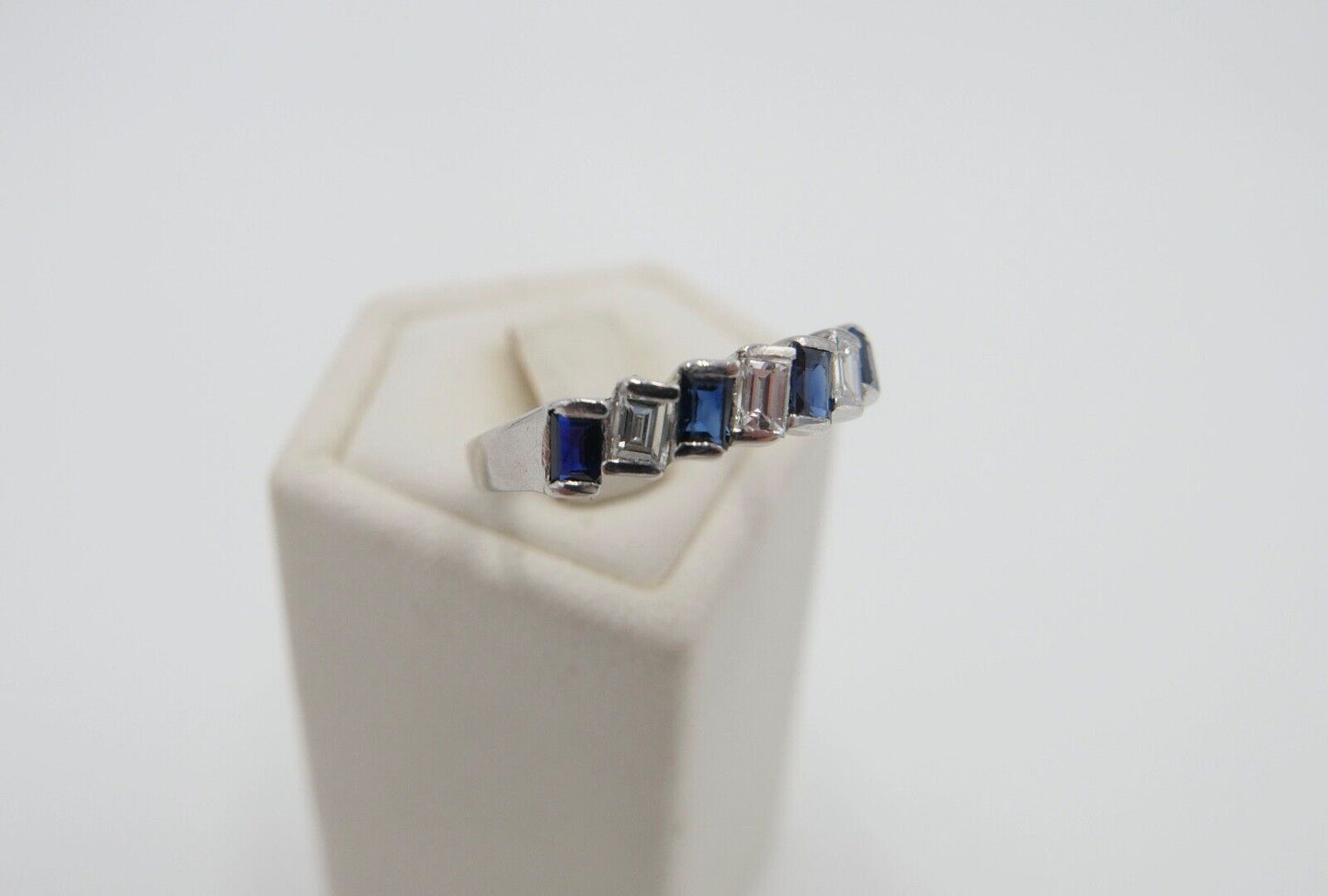 70er Jahre HALBMEMORY Ring 2,8 Gr Weißgold 750 / 18K Diamant & Saphir Gr. 52 - Antikhandel-Stuttgart