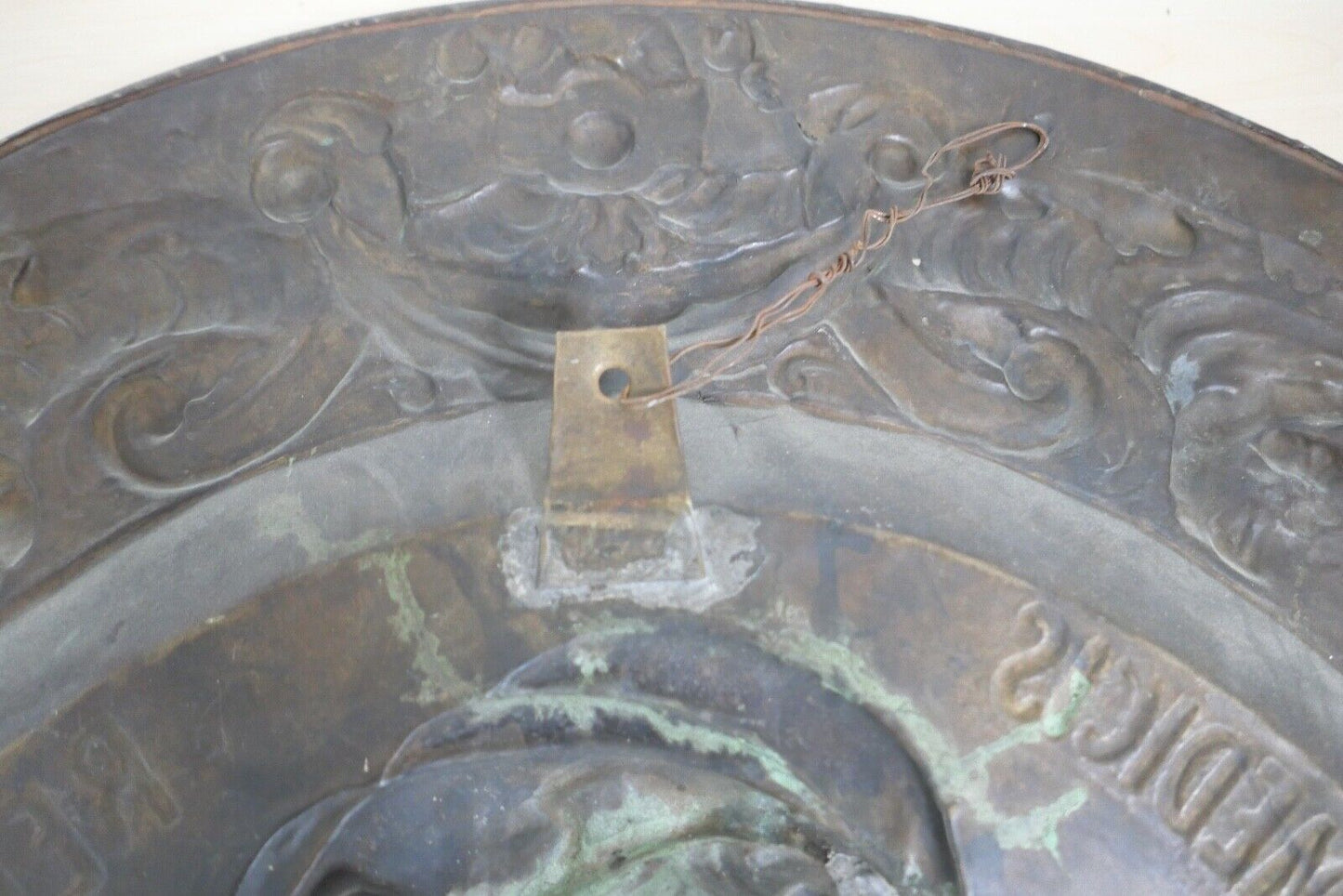 alte französische Repousse Messing Bronze Hängeplatte CATHERINE DE MEDICIS Ø69cm - Antikhandel-Stuttgart