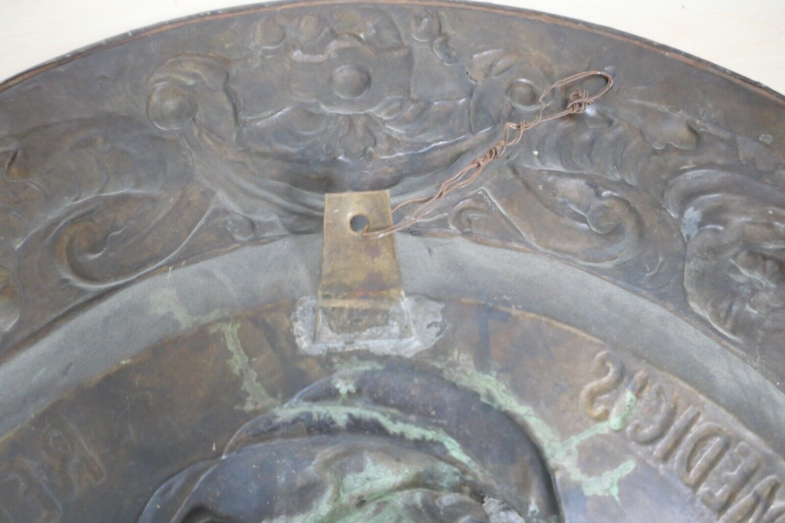 alte französische Repousse Messing Bronze Hängeplatte CATHERINE DE MEDICIS Ø69cm - Antikhandel-Stuttgart