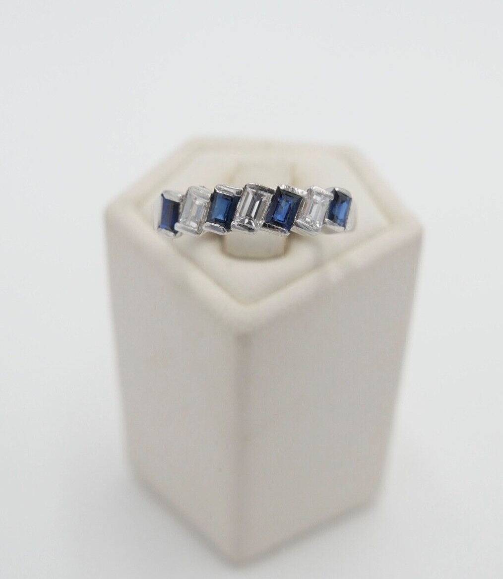 70er Jahre HALBMEMORY Ring 2,8 Gr Weißgold 750 / 18K Diamant & Saphir Gr. 52 - Antikhandel-Stuttgart